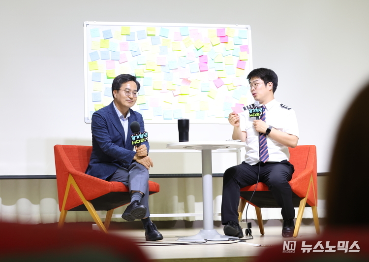 23일 오후 김동연 경기도지사가 화성 YBM연수원에서 2023년 경기청년 사다리 프로그램 참여자들과 대화를 하고있다./사진=경기도