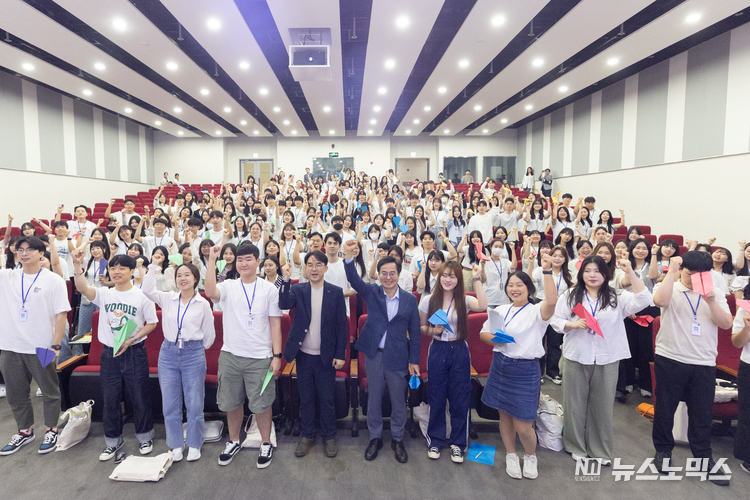23일 오후 김동연 경기도지사가 화성 YBM연수원에서 2023년 경기청년 사다리 프로그램 참여자 예비교육에 참석하여 종이비행기를 날리고 있다.<br>
이날 김 지사는 ‘자기가 하고 싶은 일을 찾는 끊임없는 항해’라는 희망의 메시지를 종이비행기에 적어 날렸고, 경기청년들도 꿈과 목표를 향한 도전과 변화의 기회가 되기를 바라는 마음을 담아 종이비행기를 날렸다./사진=경기도