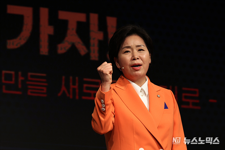 양향자 한국의희망 창당준비위원장이 26일 서울 여의도 중소기업중앙회에서 열린 창당 발기인 대회에서 창당선언문을 발표하고 있다. ⓒ정의철 기자