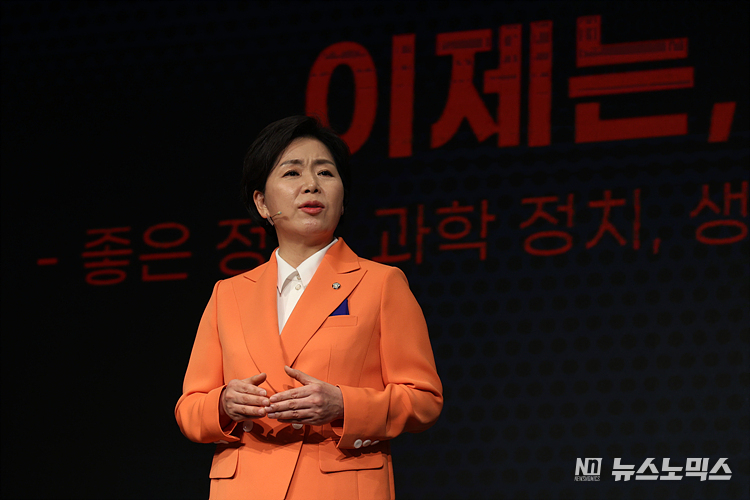 양향자 한국의희망 창당준비위원장이 26일 서울 여의도 중소기업중앙회에서 열린 창당 발기인 대회에서 창당선언문을 발표하고 있다. ⓒ정의철 기자