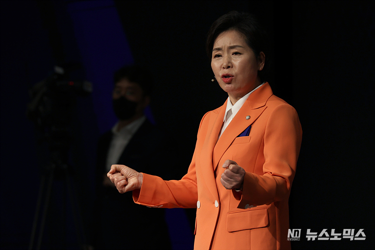 양향자 한국의희망 창당준비위원장이 26일 서울 여의도 중소기업중앙회에서 열린 창당 발기인 대회에서 창당선언문을 발표하고 있다. ⓒ정의철 기자