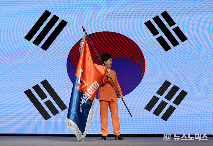 양향자 한국의희망 창당준비위원장이 26일 서울 여의도 중소기업중앙회에서 열린 창당 발기인 대회에서 당기를 공개하고 있다. ⓒ정의철 기자