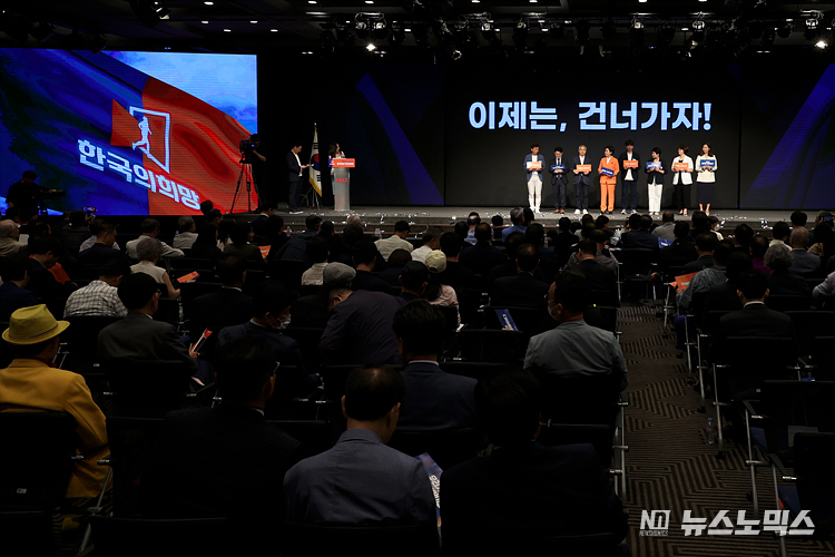 양향자 한국의희망 창당준비위원장과 대표 발기인들이 26일 서울 여의도 중소기업중앙회에서 열린 창당 발기인 대회에서 손피켓을 들고 있다. ⓒ정의철 기자