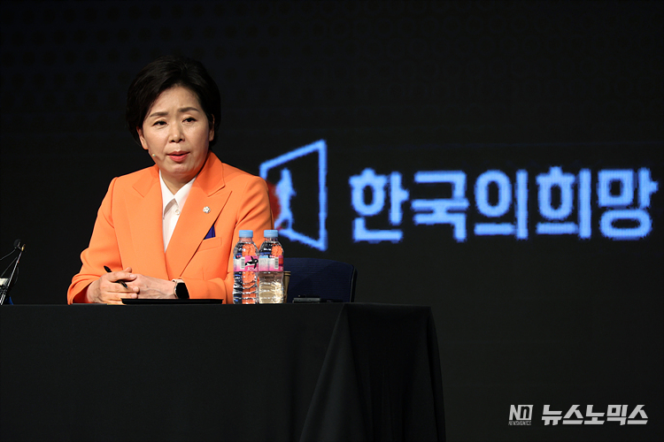양향자 한국의희망 창당준비위원장이 26일 서울 여의도 중소기업중앙회에서 열린 창당 발기인 대회를 마친 후 취재진과 일문일답을 하고 있다. ⓒ정의철 기자