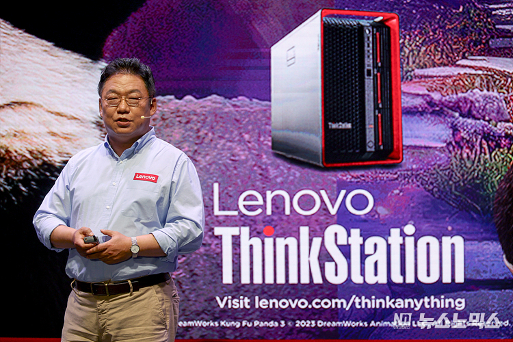 한국레노버 신규식 대표가 27일 서울 강남구 SJ 쿤스트할레에서 열린 씽그스테이션(ThikStation) 신제품 3종 출시 미디어 쇼케이스에서 인사말을 하고 있다. ⓒ정의철 기자