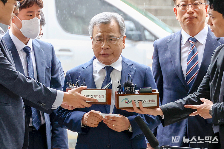 '박근혜 국정농단 특별검사팀'을 이끌었던 박영수 전 특검이 29일 서울 서초구 서울중앙지법에 대장동 민간개발업자들을 돕는 대가로 200억원을 약속받고 실제로 8억원을 수수한 혐의(특정경제범죄 가중처벌 등에 관한 법률 위반)로 영장실질심사를 받기 위해서 출석하고 있다. ⓒ정의철 기자