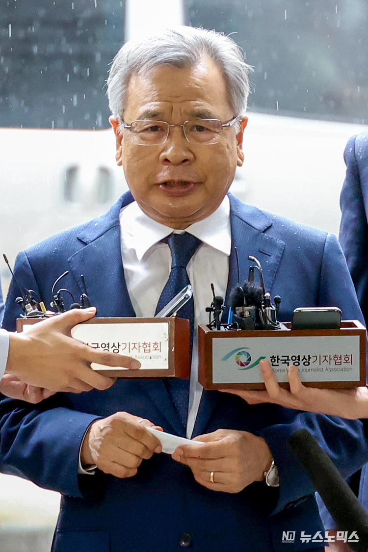 '박근혜 국정농단 특별검사팀'을 이끌었던 박영수 전 특검이 29일 서울 서초구 서울중앙지법에 대장동 민간개발업자들을 돕는 대가로 200억원을 약속받고 실제로 8억원을 수수한 혐의(특정경제범죄 가중처벌 등에 관한 법률 위반)로 영장실질심사를 받기 위해서 출석하고 있다. ⓒ정의철 기자