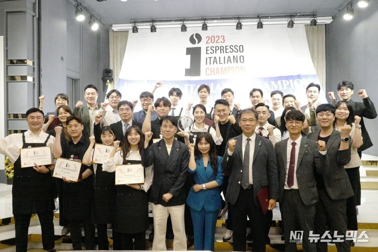 지난 3일 안산 엠블던 호텔에서 개최된 ‘2023 에스프레소 이탈리아노 챔피온 대한민국 국가대표 선발전’ 결선 후 단체 기념 촬영을 하고 있다./사진=국제커피테이스팅협회(IIAC) 한국지부