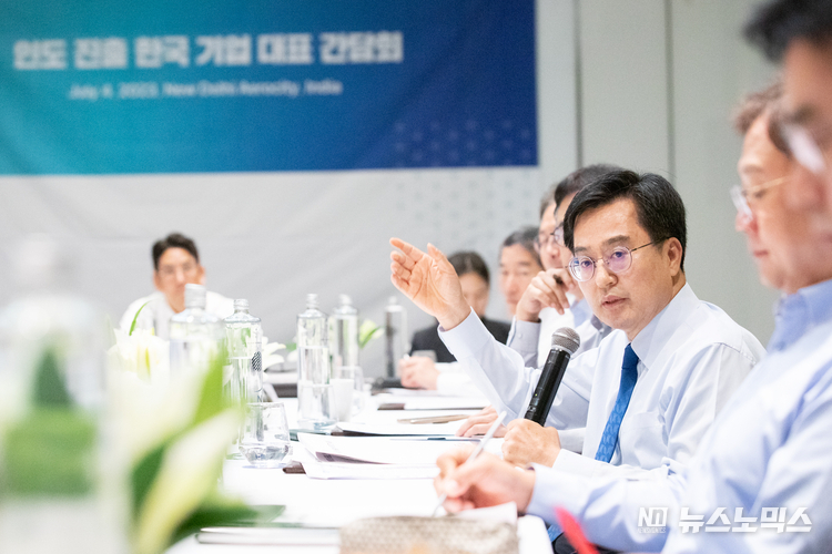 현지시간 3일 오후 인도를 방문한 김동연 경기도지사가 한국-인도 경제협력방안 및 글로벌 혁신네트워크 협의 등을 위해 인도 경제단체 초청 간담회에 참석해 인사말을 하고 있다./사진=경기도