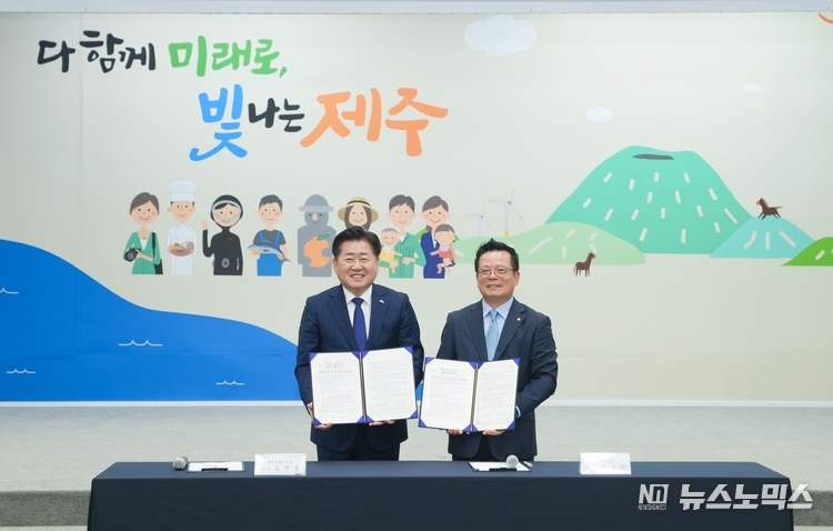 6일 오영훈 제주특별자치도지사와 어성철 한화시스템 대표이사가 ‘제주 민간 우주산업 육성을 위한 업무협약(MOU)’을 체결한 뒤 기념촬영을 하고 있다./사진=한화시스템
