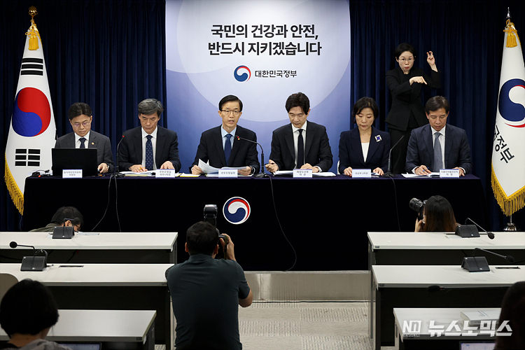 방문규 국무조정실장이 7일 오전 서울 종로구 정부서울청사에서 후쿠시마 원전 오염수 방류에 대한 정부의 종합보고서를 발표하고 있다. ⓒ정의철 기자