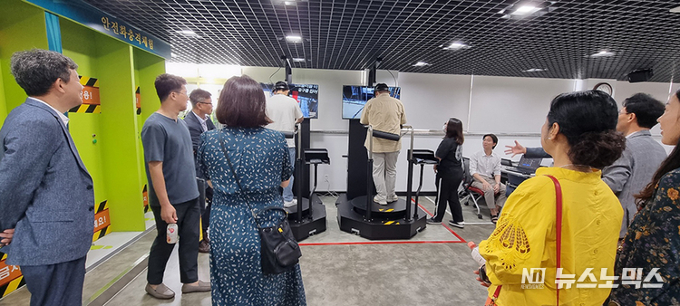 지난 5일 유한대는 전주비전대학교 교직원들을 초청해, 특화 산업분야인 웰니스 바이오‧헬스, 웰니스 리빙, 웰니스 안전 ICC에서 구축한 LINC3.0 현장미러형 공유실습실을 소개하고, 수업 운영 사례 및 지역사회 활용 방향 등을 설명하고 있다./사진=유한대