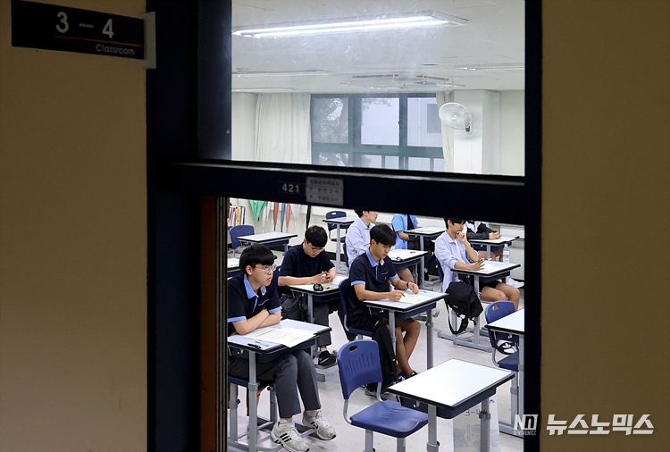 2024학년도 수능 대비 7월 전국연합학력평가가 시행된 11일 서울 종로구 경복고등학교에서 수험생들이 시험 준비를 하고 있다. 인천교육청이 주관한 이번 학평은 교육부가 '킬러 문항' 배제를 결정하기 전인 올 1~2월에 문제 출제가 완료된 것으로 올해 치러지는 수능의 출제방향과 차이가 있다. ⓒ사진공동취재단
