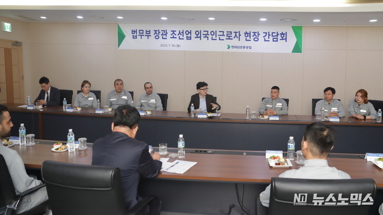 한동훈 법무부장관은 지난 10일 전남 영암 현대삼호중공업에 방문해 조선업 외국인 근로자 도입 지원과 관련, 기업체 관계자와 의견을 교환하고 있다./사진=법무부.