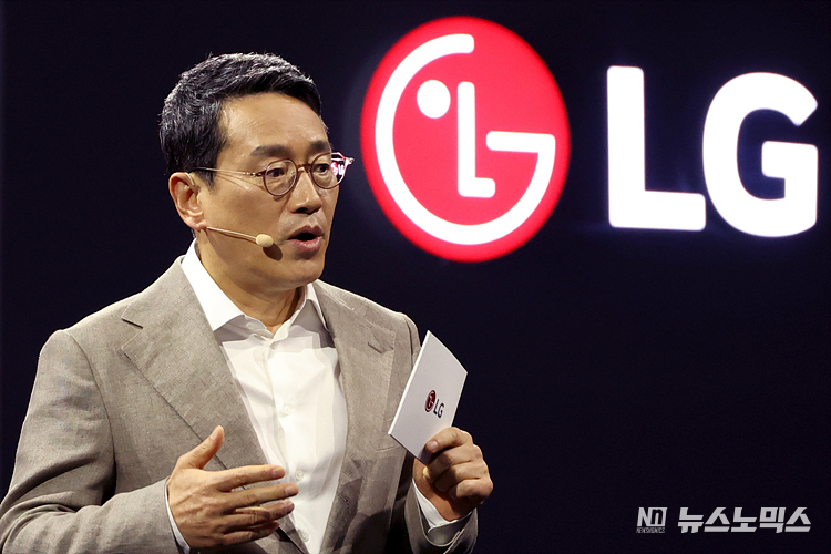 LG전자 조주완 CEO가 12일 서울 강서구 LG사이언스파크 ISC에서 열린 'LG전자 중·장기 미래비전과 사업전략 발표'에서 고객 접점과 경험을 확장하는 3대 성장동력을 확보해 2030년 매출 100조 기업 목표를 선포하고 있다. ⓒ정의철 기자