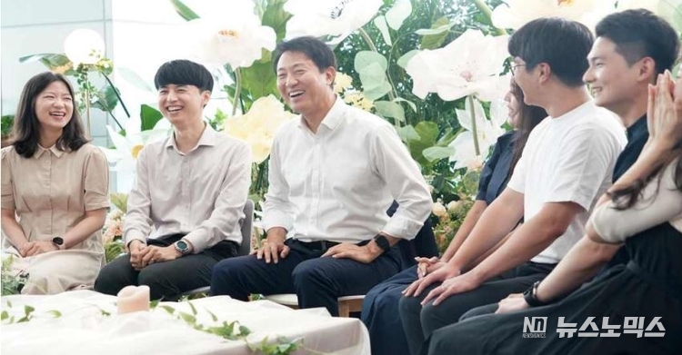 오세훈 시장은 지난 10일 서울시 신혼부부 직원들과 간담회 를 갖고, 주거비 문제를 비롯해 신혼부부들이 느끼는 현실적인 어려움 을 허심탄회하게 듣는 시간을 가졌다. 이날 오세훈 시장은 “신혼부부들의 이야기를 들어보니 은행 대출 부담 같은 것만 덜어줘도 도움이 될 것 같다”며 “집 문제 때문에 결혼을 늦추고 망설이지 않고, 안정적인 주거 환경에서 결혼생활을 시작할 수 있도록 여러가지 정책적‧재정적인 지원방안을 고민하겠다”고 강조했다./사진=서울시