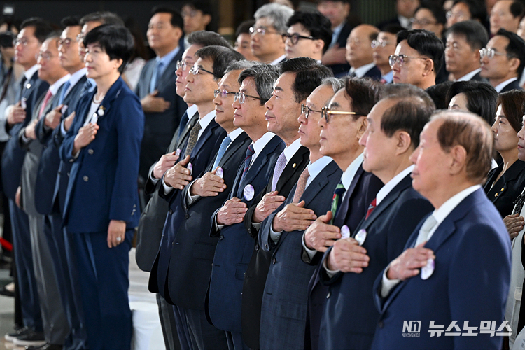 김진표 국회의장과 내외빈이 17일 서울 여의도 국회 로텐더홀에서 열린 제75주년 제헌절 경축식에서 국민의례하고 있다. ⓒ정의철 기자