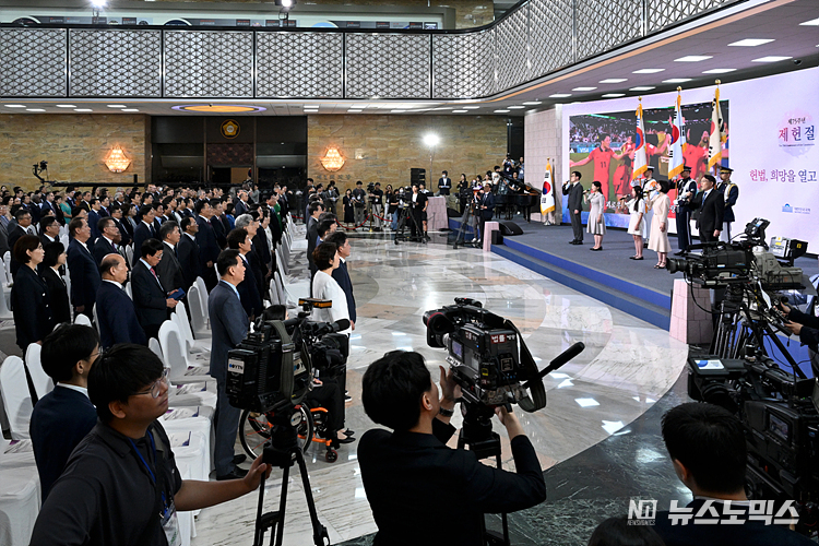 17일 서울 여의도 국회 로텐더홀에서 제75주년 제헌절 경축식이 열리고 있다. ⓒ정의철 기자