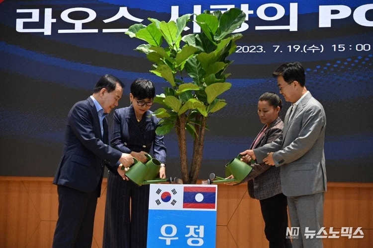 19일 오후 충남도에서 열린 '사랑의 컴퓨터·책걸상 기증식'에서 김태흠 지사와 김지철 도교육감, 유현숙 라오스 명예대사 겸 (사)나눔문화예술협회 이사장이 충남도와 라오스정부의 우정을 상징하는 나무에 물을 주며 협력과 발전적 성장을 기원했다./사진=충남도