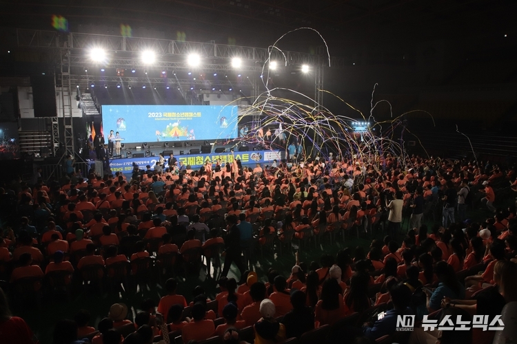 지난 25일 오후 3시 충청남도 천안 유관순체육관에서 열린 국내외 43개국 청소년들의 야영 축제 ‘2023 국제청소년캠페스트’ 개막식이 열리며 5년만에 대규모 오프라인 청소년 활동으로 2박 3일간의 여정에 돌입했다./사진=한국청소년연맹