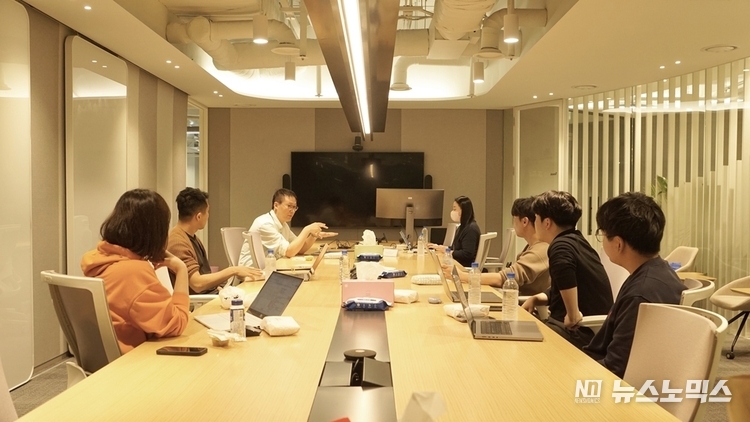 데브렐 활동 관련 기획 회의를 진행하고 있는 하이퍼커넥트 윤상필 CTO와 데브렐 팀