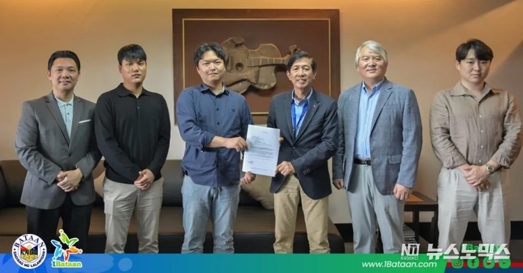 비오엠 그룹 최정용 대표이사(가운데 왼쪽)와 Administrator of AFAB의 Mr. Emmanuel Pineda(가운데 오른쪽)는 양해각서(MOU) 체결 후 기념 촬영을 하고 있다