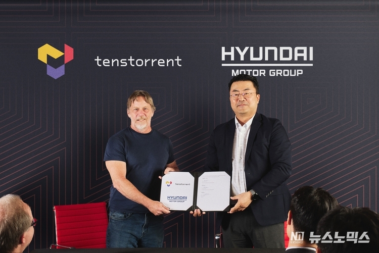 텐스토렌트 짐 켈러 최고경영자(CEO)와 현대차그룹 GSO(Global Strategy Office) 담당 김흥수 부사장이 최근 미국 캘리포니아주 산타클라라에서 투자 계약서에 서명한 뒤 기념 촬영을 하고 있다/사진=현대차그룹