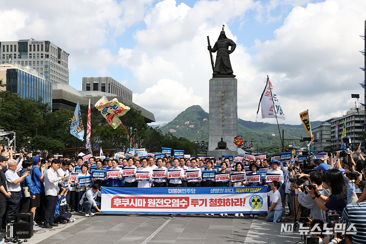 더불어민주당 이재명 대표와 박광온 원내대표 등 소속 의원들이 25일 서울 종로구 광화문광장에서 '후쿠시마 원전 오염수 투기 중단 국민행진'에 앞서 규탄 발언을 이어가고 있다. ⓒ정의철 기자