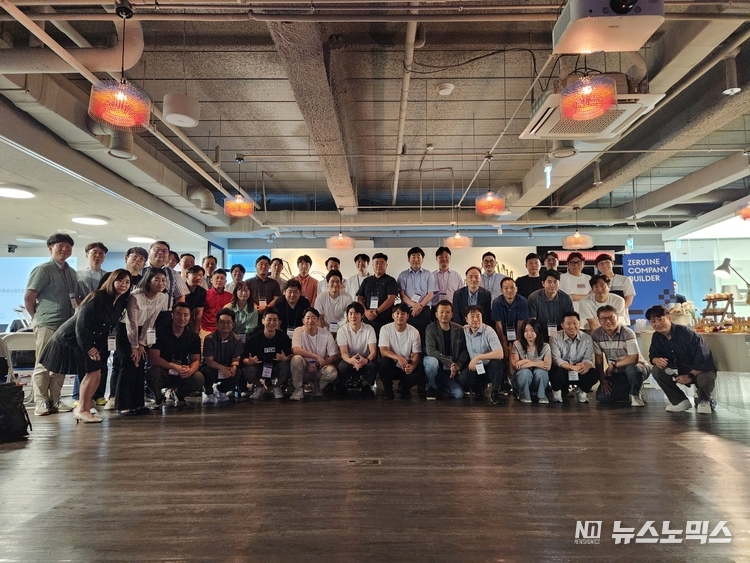 현대차그룹 사내 스타트업 대표들이 드림플러스 강남 제로원 공간에서 단체 기념 촬영을 하고 있다. 이 가운데 피트인(PITIN), 매이드(MADDE), 에바싸이클(EVACYCLE) 3개사가 이번에 분사했다