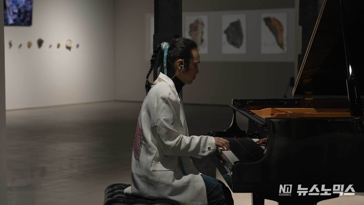 ‘환경을 위한 디자인 행동주의’ 전시와 함께하는 문용(사진: 유영균)