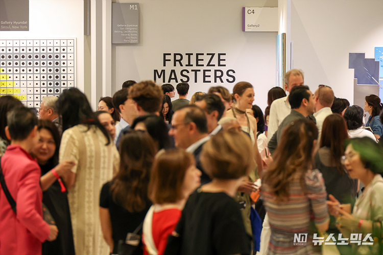 6일 서울 강남구 코엑스에서 열린 한국국제아트페어(Kiaf SEOUL)·프리즈 서울(Frieze SEOUL)에서 시민들이 작품을 감상하고 있다. ⓒ정의철 기자