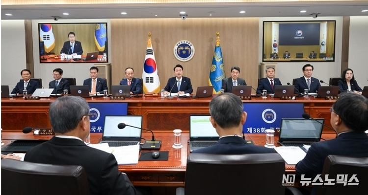 윤석열 대통령이 12일 서울 용산 대통령실 청사에서 국무회의를 주재하고 있다.