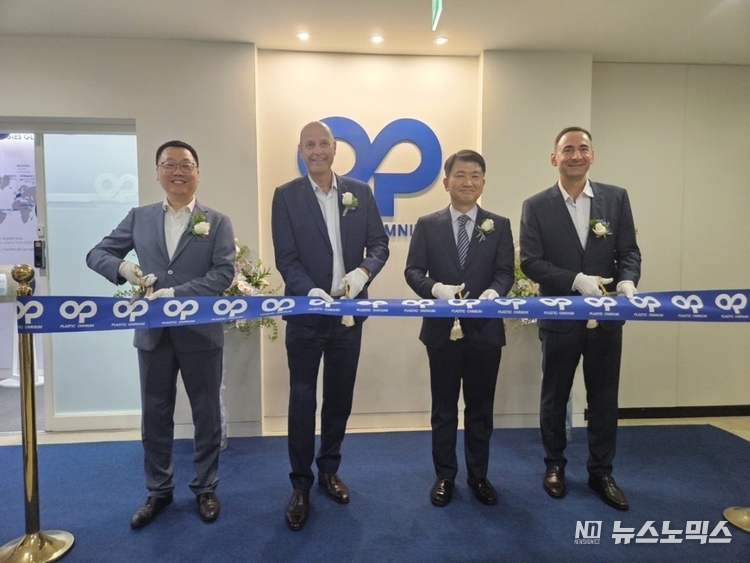 18일 수원 경기R&DB센터에서 열린 개소식에는 마크 페로댕(Marc Perraudin) 플라스틱옴니엄 뉴에너지 CEO, 레미 페레(Remy Perret) COO, 아시아 대표 켄왕(Ken Wang), 박철 플라스틱옴니엄 코리아 대표, 유대종 경기도 국제관계대사 등이 커팅을 하고 있다./사진=경기도