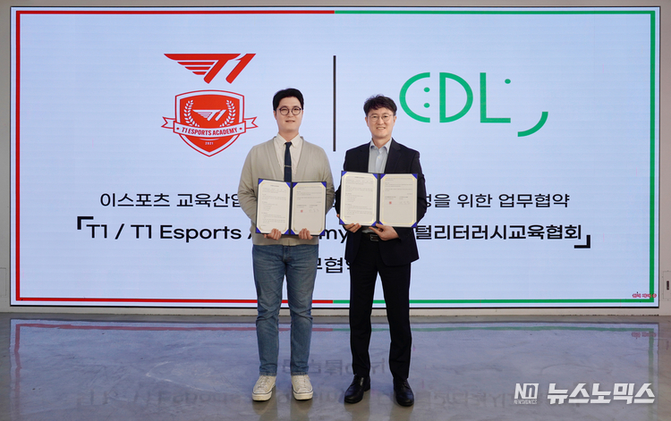 에스케이텔레콤씨에스티원(대표·조세프 패트릭 마쉬)과 디지털리터러시교육협회(회장·박일준)는 지난 20일 e스포츠 산업 발전 및 건강한 게임 문화 발전을 위한 업무 협약을 체결한 뒤 T1 안웅기 최고운영책임자와 디지털리터러시교육협회 박일준 회장 등이 기념촬영을 하고 있다., 