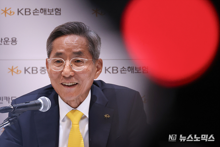 윤종규 KB금융지주 회장이 25일 오전 서울 여의도 KB국민은행 신관에서 열린 기자간담회에 참석해 모두 발언하고 있다. ⓒ정의철 기자