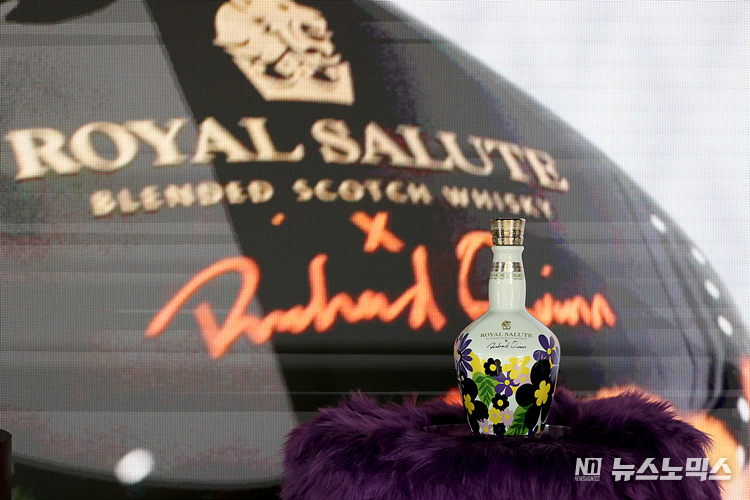 프레스티지 위스키 브랜드 로얄살루트(Royal Salute)가 4일 서울 종로구 누디트 익선에서 패션 디자이너 리차드 퀸(Richard Quinn)과 협업한 '로얄살루트 21년 리차드 퀸 에디션2'를 글로벌 최초로 한국에서 공개하고 있다. ⓒ정의철 기자