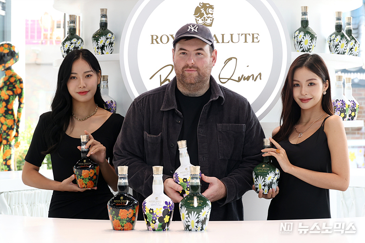 프레스티지 위스키 브랜드 로얄살루트(Royal Salute)가 4일 서울 종로구 누디트 익선에서 패션 디자이너 리차드 퀸(Richard Quinn)과 협업한 '로얄살루트 21년 리차드 퀸 에디션2'를 글로벌 최초로 한국에서 공개하고 있다. 가운데 디자이너 리차드 퀸. ⓒ정의철 기자