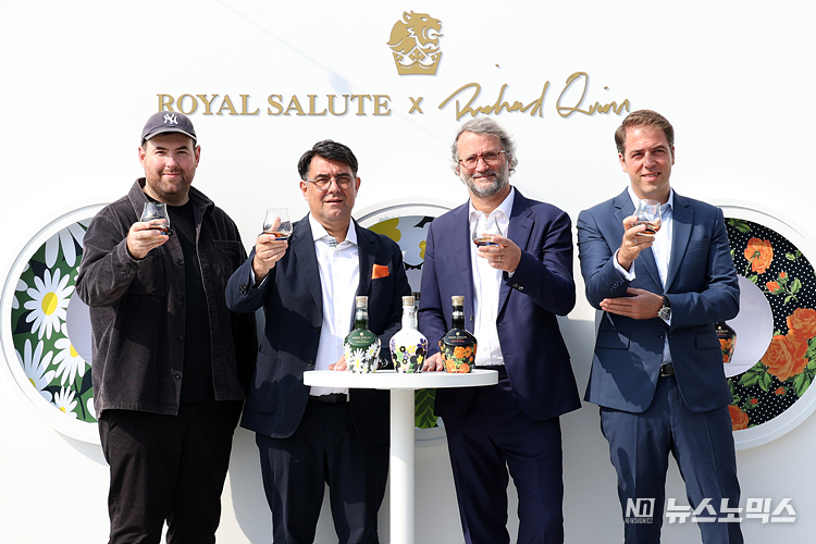 프레스티지 위스키 브랜드 로얄살루트(Royal Salute)가 4일 서울 종로구 누디트 익선에서 패션 디자이너 리차드 퀸(Richard Quinn)과 협업한 '로얄살루트 21년 리차드 퀸 에디션2'를 글로벌 최초로 한국에서 공개하고 있다. 왼쪽부터 디자이너 리차드 퀸, 프란츠 호튼 CEO, 마티유 들랑 글로벌 마케팅 디렉터, 미구엘 파스칼 마케팅 전무. ⓒ정의철 기자
