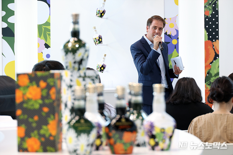 프레스티지 위스키 브랜드 로얄살루트(Royal Salute)가 4일 서울 종로구 누디트 익선에서 패션 디자이너 리차드 퀸(Richard Quinn)과 협업한 '로얄살루트 21년 리차드 퀸 에디션2'를 글로벌 최초로 한국에서 공개하고 있다. ⓒ정의철 기자