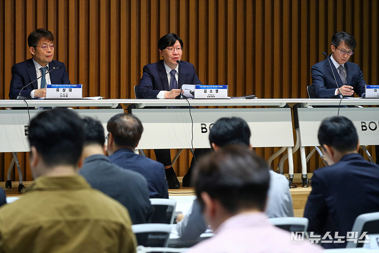4일 서울 중구 한국은행에서 한국은행, 금융위원회, 금융감독원이 공동으로 CBDC 활용성 테스트 추진 계획 공동 기자설명회를 하고 있다. 이날 설명회에서 활용성 테스트로 한은과 은행간 지급준비금 거래를 '기관용 CBDC'로 대체하고 은행들이 예금토큰을 발행하는 내용을 담았다. ⓒ사진공동취재단