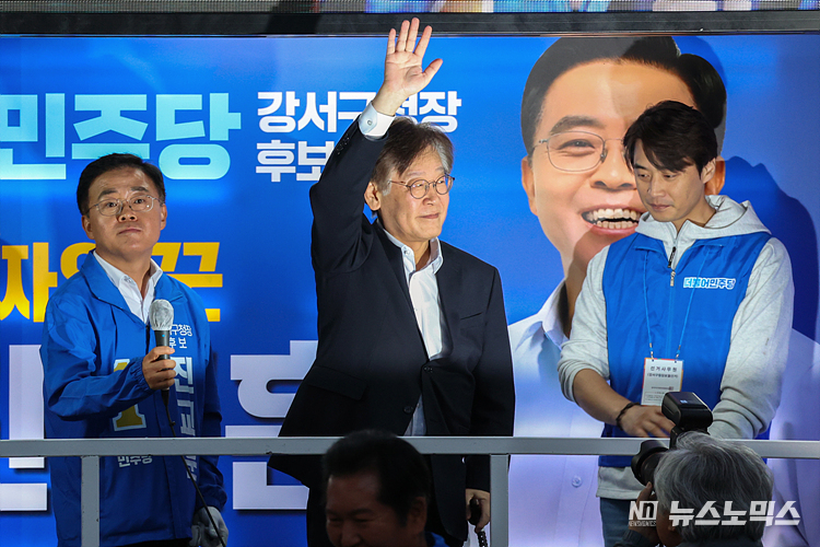 이재명 더불어민주당 대표(가운데)가 9일 단식 치료 퇴원 후 첫 일정으로 서울시 강서구 발산역 인근에서 열린 강서구청장 보궐선거 진교훈 후보 유세 현장에 참석해 유권자에게 인사하고 있다. ⓒ정의철 기자
