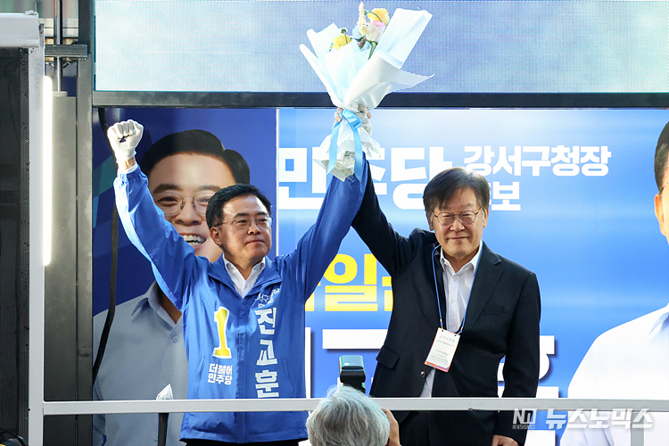 이재명 더불어민주당 대표(오른쪽)가 9일 단식 치료 퇴원 후 첫 일정으로 서울시 강서구 발산역 인근에서 열린 강서구청장 보궐선거 진교훈 후보 유세 현장에 참석해 진 후보와 유권자에게 인사하고 있다. ⓒ정의철 기자