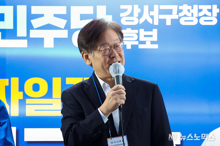 이재명 더불어민주당 대표가 9일 단식 치료 퇴원 후 첫 일정으로 서울시 강서구 발산역 인근에서 열린 강서구청장 보궐선거 진교훈 후보 유세 현장에 참석해 지지 발언을 하고 있다. ⓒ정의철 기자