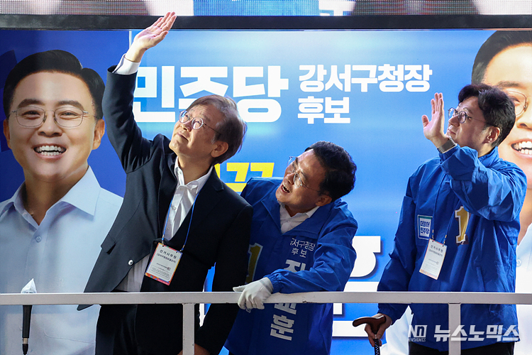 이재명 더불어민주당 대표가 9일 단식 치료 퇴원 후 첫 일정으로 서울시 강서구 발산역 인근에서 열린 강서구청장 보궐선거 진교훈 후보 유세 현장에 참석해 지지 발언을 마친 후 지지자들에게 인사하고 있다.. 왼쪽부터 이 대표, 진 후보, 홍익표 원내대표. ⓒ정의철 기자