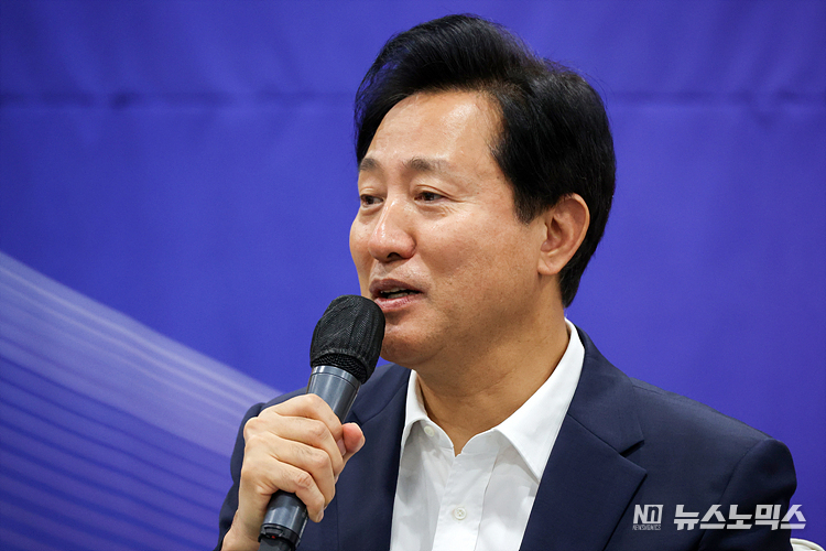 오세훈 서울시장이 10일 서울시청에서 열린 항저우 아시안게임 서울시청 선수단 격려 간담회에서 서울시청 선수단을 격려하고 있다. ⓒ정의철 기자