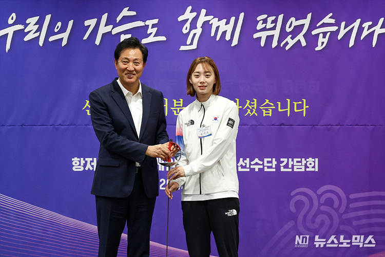 오세훈 서울시장이 10일 서울 중구 서울시청 간담회장에서 열린 항저우 아시안게임 서울시청 선수단 격려 간담회에서 항저우 아시안게임 여자 펜싱 사브르 금메달리스트 윤지수 선수에게 경기 중 사용한 칼을 선물 받고 기념촬영을 하고 있다. ⓒ정의철 기자