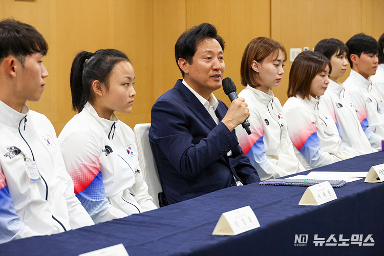 오세훈 서울시장이 10일 서울시청에서 열린 항저우 아시안게임 서울시청 선수단 격려 간담회에서 서울시청 선수단을 격려하고 있다. ⓒ정의철 기자