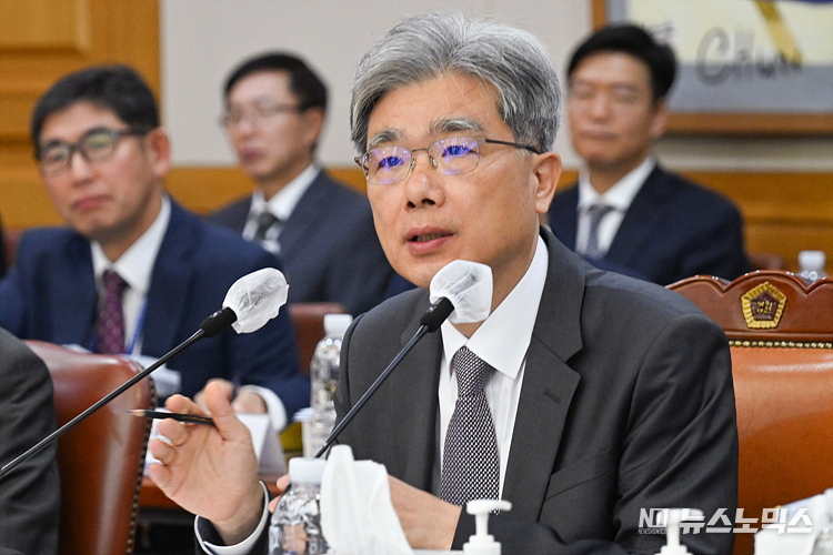김상환 법원행정처장이 10일 서울 서초구 서초동 대법원에서 진행된 국회 법제사법위원회 대법원 및 법원행정처 등 산하기관에 대한 국정감사에서 의원의 질의에 답하고 있다. ⓒ사진공동취재단
