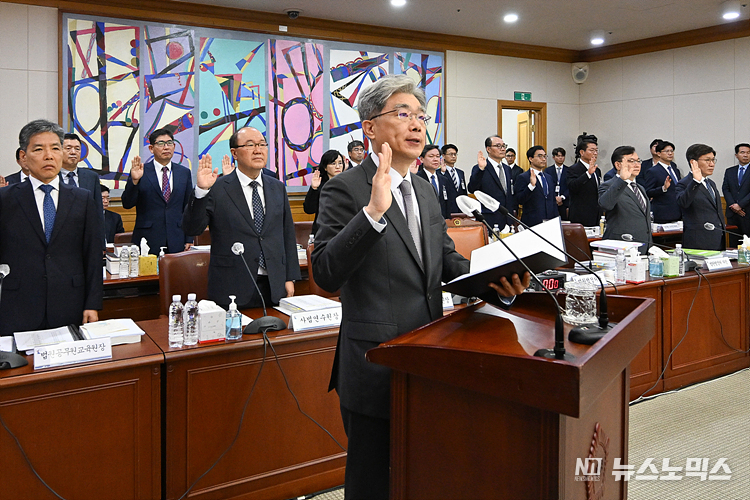 김상환 법원행정처장 및 증인들이 10일 서울 서초구 대법원에서 열린 회 법제사법위원회 대법원 및 법원행정처 등 산하기관에 대한 국정감사에서 선서하고 있다. ⓒ사진공동취재단