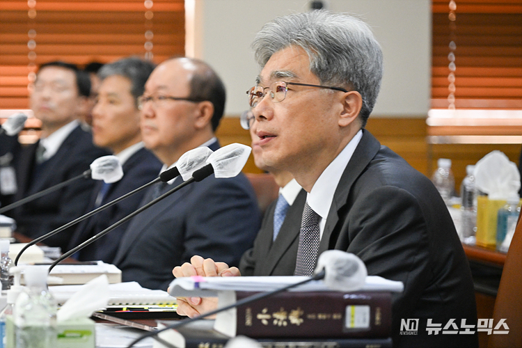 김상환 법원행정처장이 10일 서울 서초구 서초동 대법원에서 진행된 국회 법제사법위원회 대법원 및 법원행정처 등 산하기관에 대한 국정감사에서 의원의 질의에 답하고 있다. ⓒ사진공동취재단